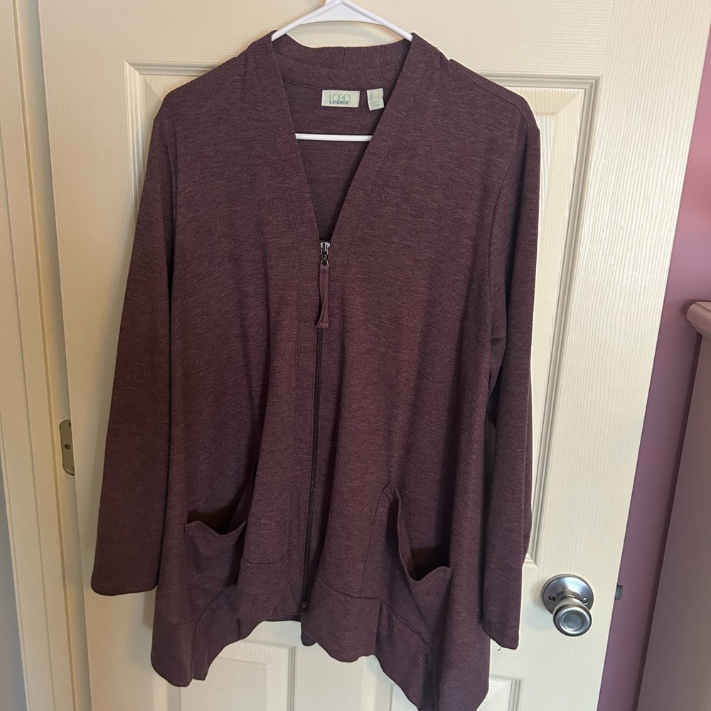 LOGO LOUNGE.  Long sleeve zipper front top. Size Med